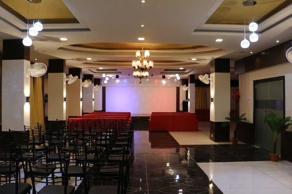 Фото Hotel Shree Palace & Restaurant