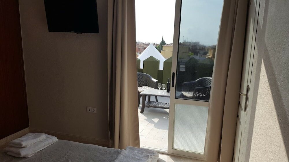 Фото Hostal Castellverd