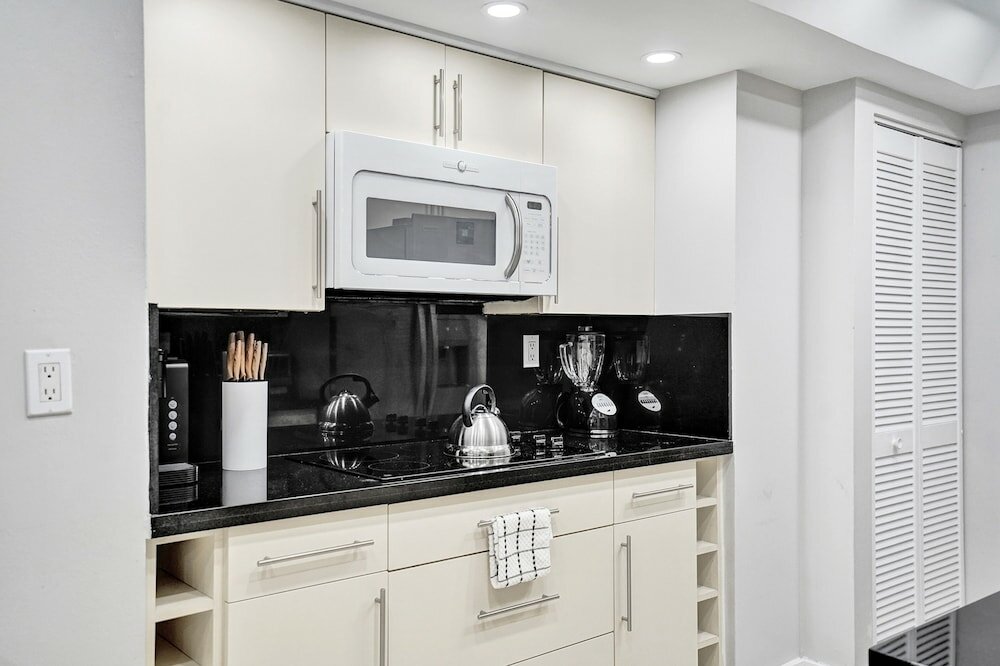 Фото 3 Bedroom Condo With Stunning Balcony View