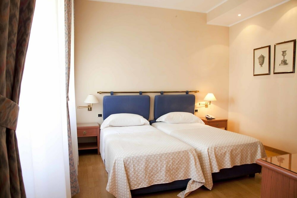 Фото Hotel Jolly