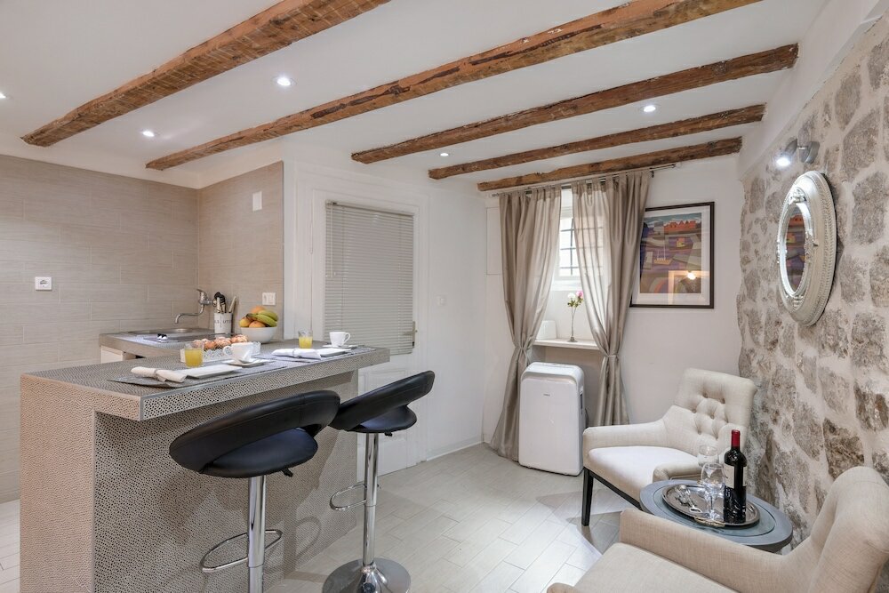 Фото Old Town Center Studio Apartments