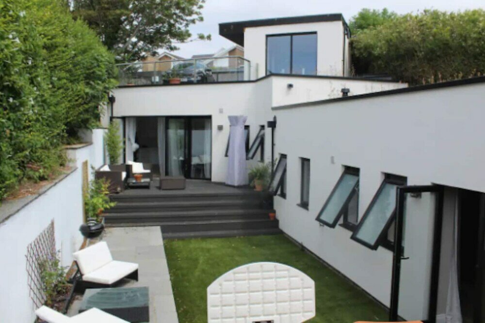 Фото Modern 3 Bedroom House With Stunning Views