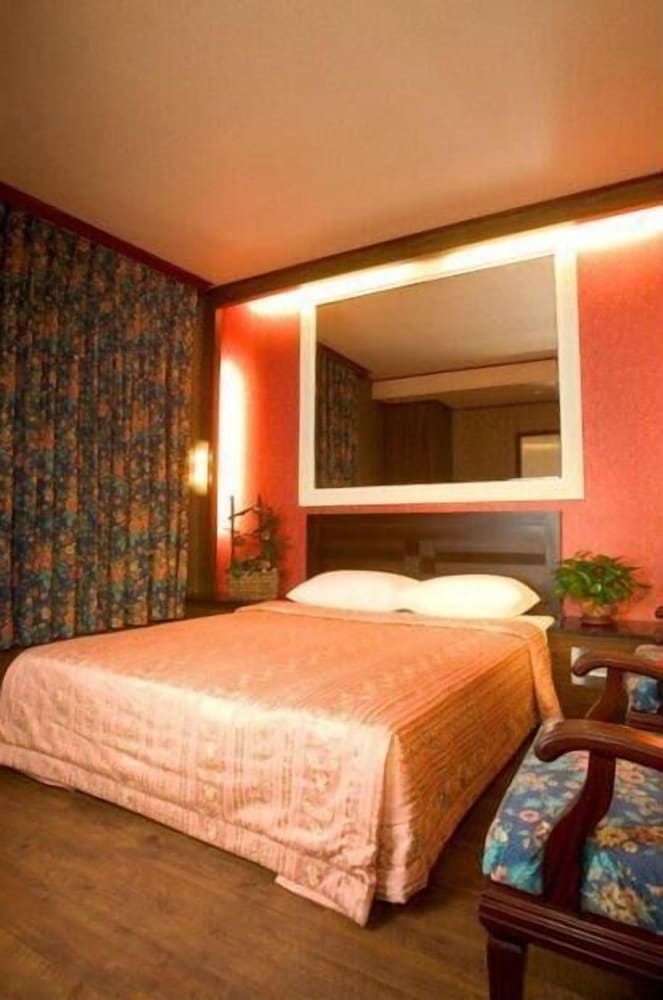 Фото Hotel Lee Chan