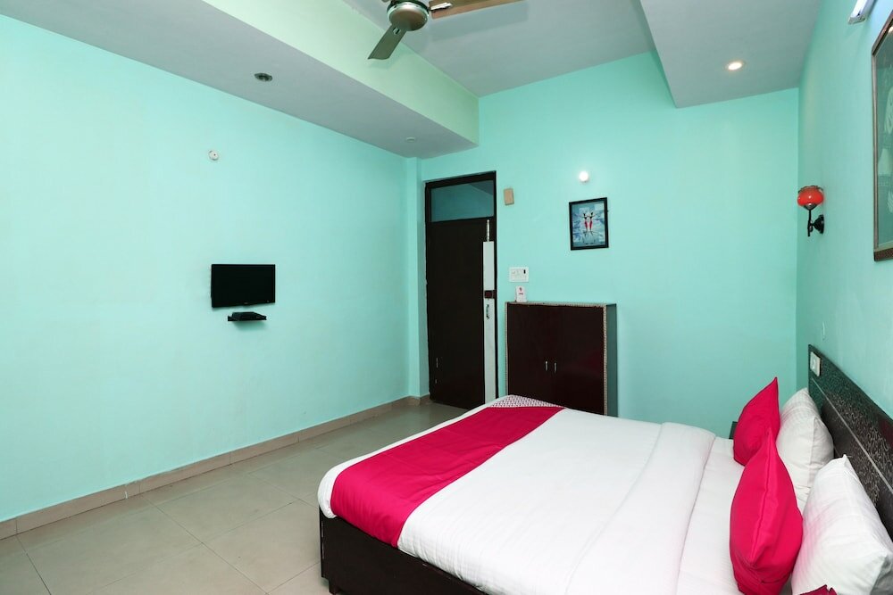 Фото Oyo 16905 The Rohtak Hyatt