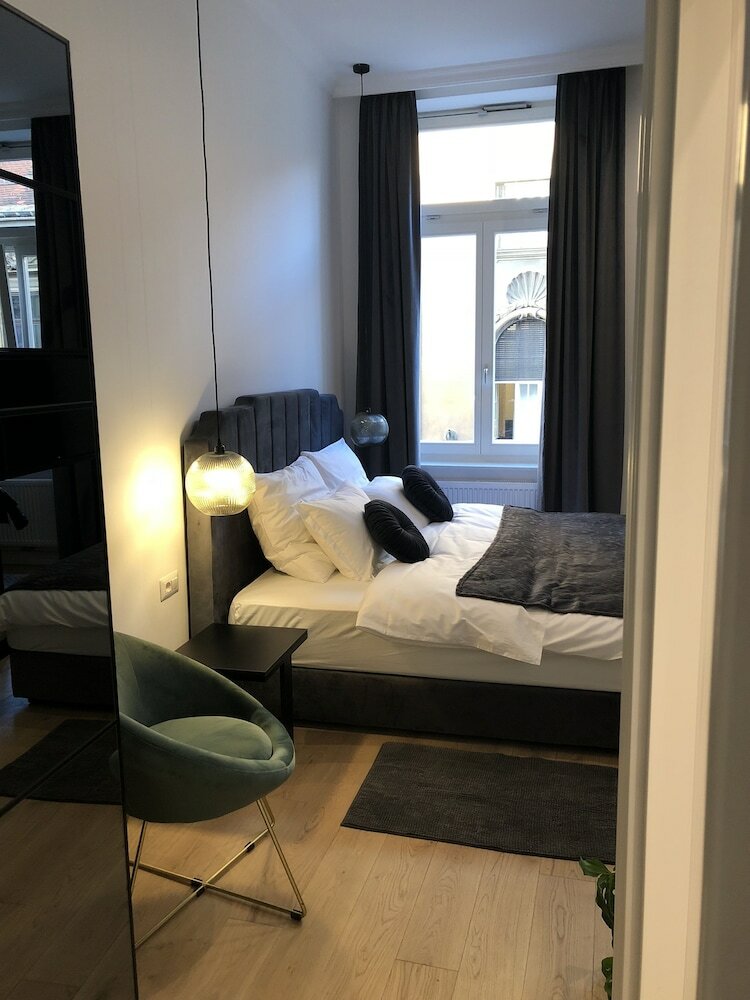 Фото Pierrot & Pierrette Apartments