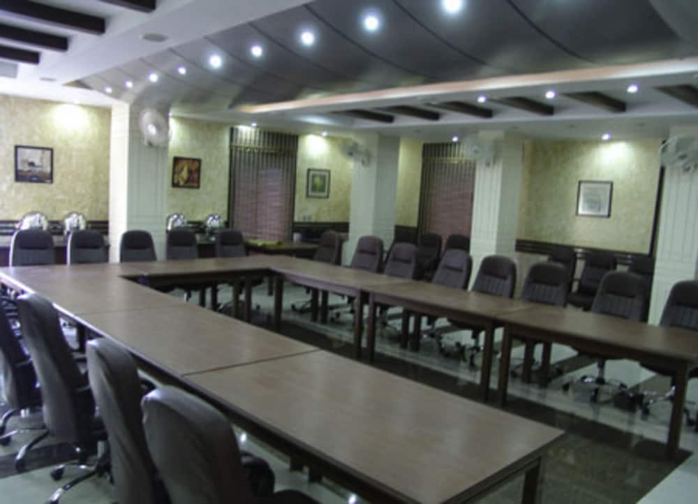 Фото Raj One Hotel