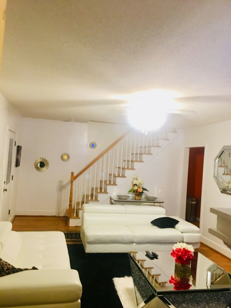 Фото Upscaled Home in a Quiet Neighborhood