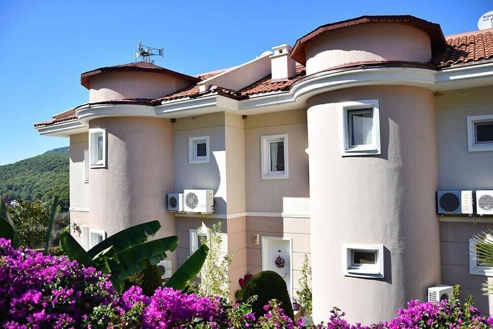 Фото Villa Th18 by JoyLettings