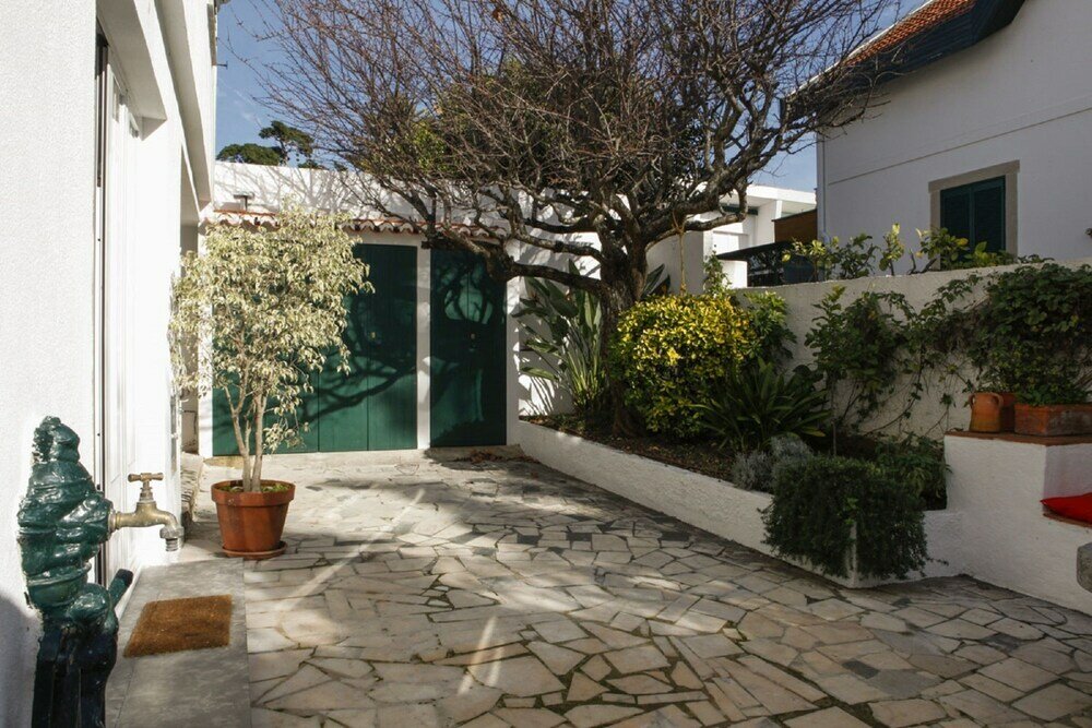 Фото Cushy Apartment with garden in Estoril
