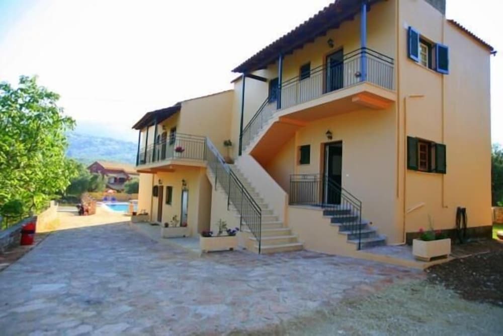 Фото Emily's Apartments