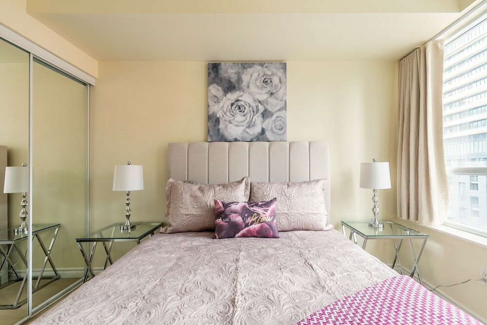 Фото Simply Comfort, Stylish Downtown Apartment