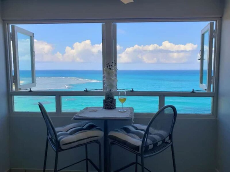 Гостиница Breezy Beachfront apt. View of Paradise