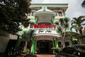 Гостиница RedDoorz @ Genteng Surabaya 2 в Сурабае