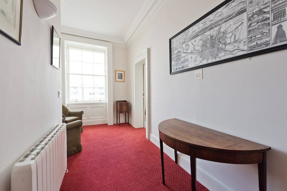 Фото Henrietta Suites City Centre