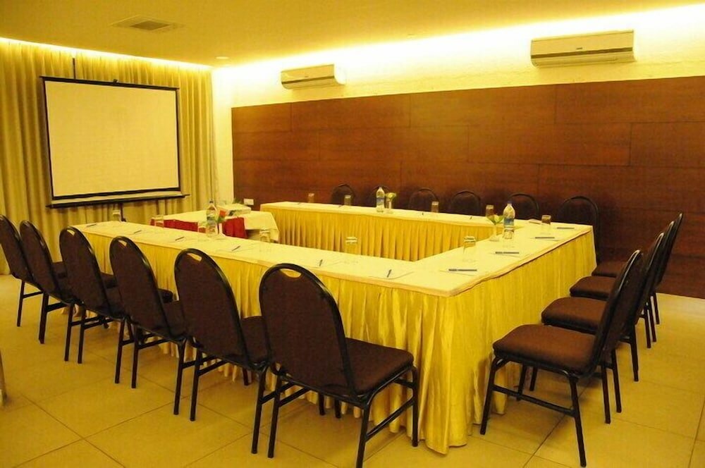 Фото Sovereign Hotel