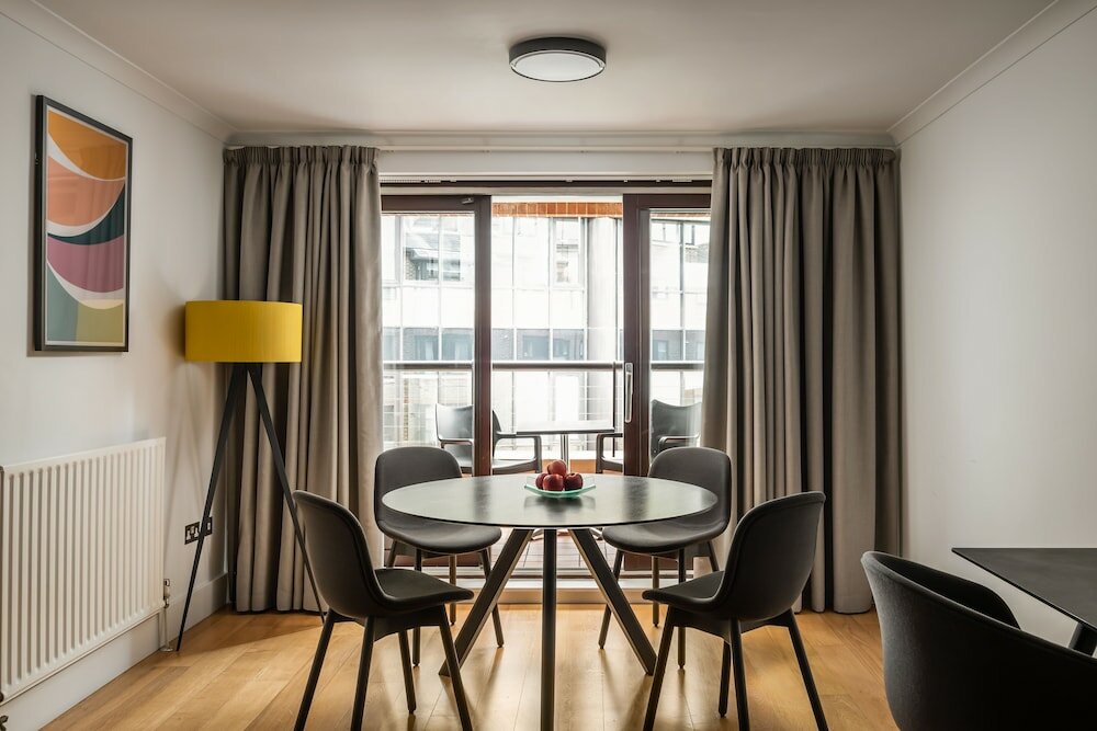 Фото Monarch House Serviced Apartments