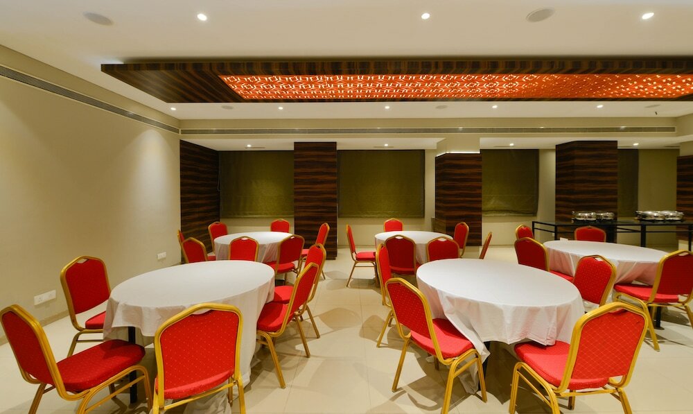 Фото Treebo swastik