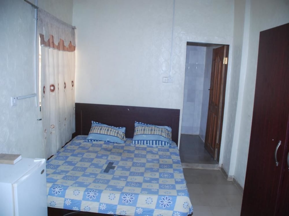 Фото Oyins Holiday Inn Annex