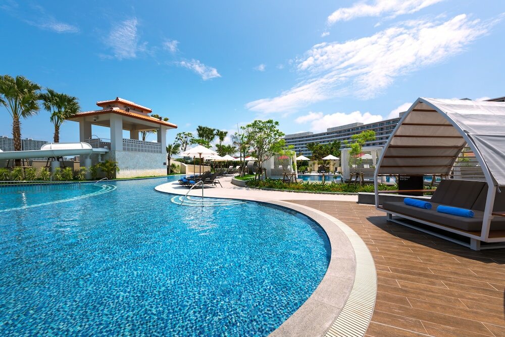Фото DoubleTree by Hilton Okinawa Chatan Resort