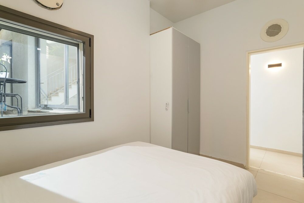 Фото Апартаменты Elegant Duplex with Patio by FeelHome