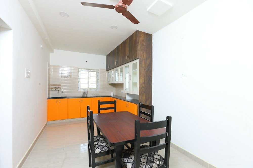 Фото Oyo 10701 Moukthi Apartment