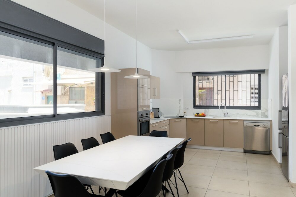 Фото Апартаменты Elegant Duplex with Patio by FeelHome