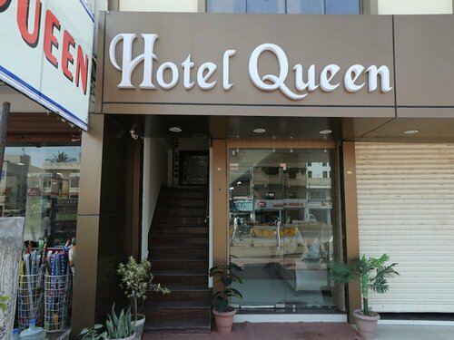 Oyo 10472 Hotel Queen