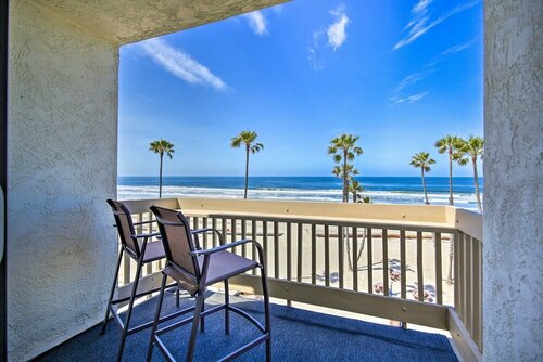 Гостиница Stunning Oceanside Condo w Walk to the Beach в Оушенсайде