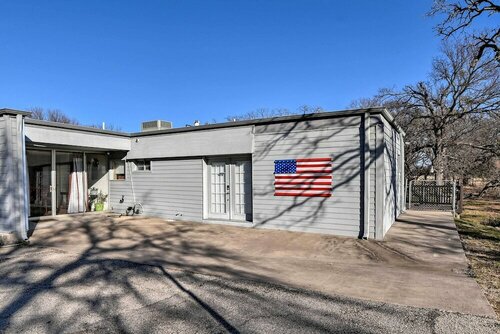 Гостиница Lewisville Ranch House for Rent on 5 Acres! в Льюисвилле