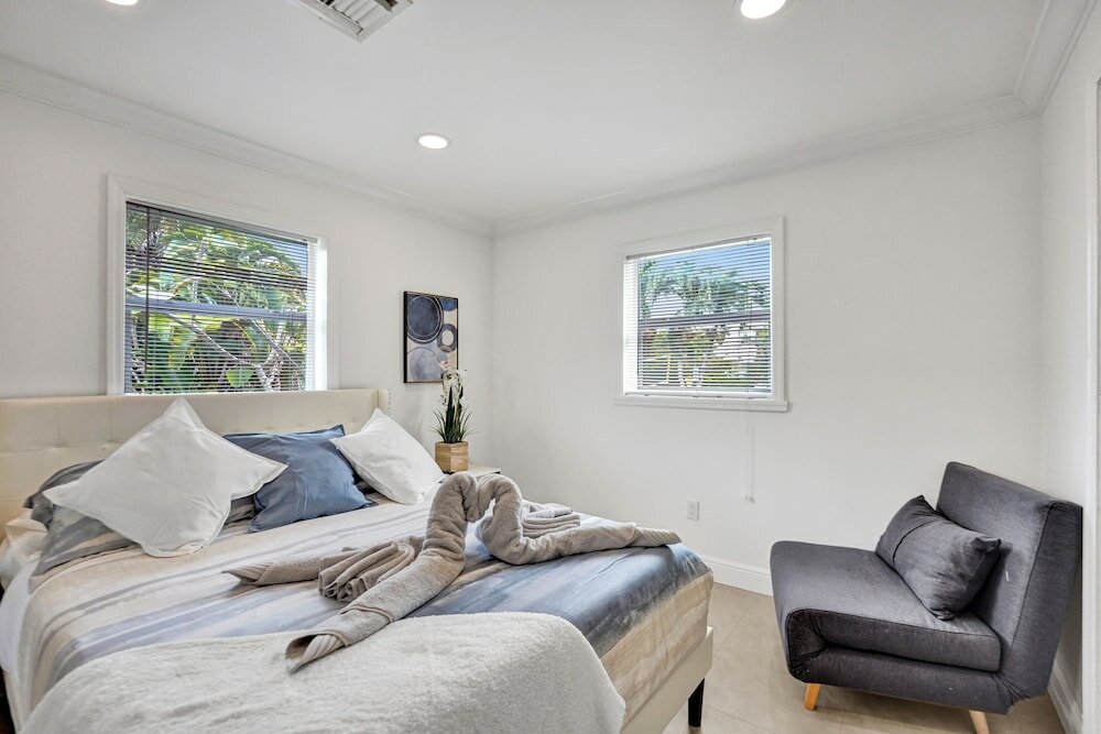 Фото Casa Lago Waterfront Home & Pool Near Hard Rock Casino