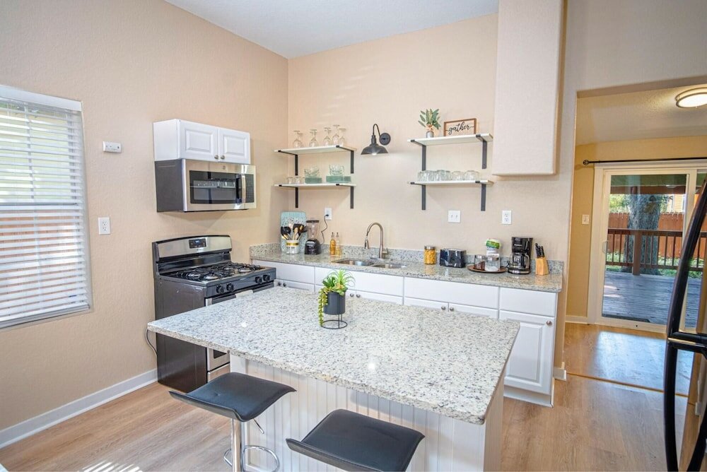 Фото 3 Br/1 Ba Remodeled Home Near Downtown