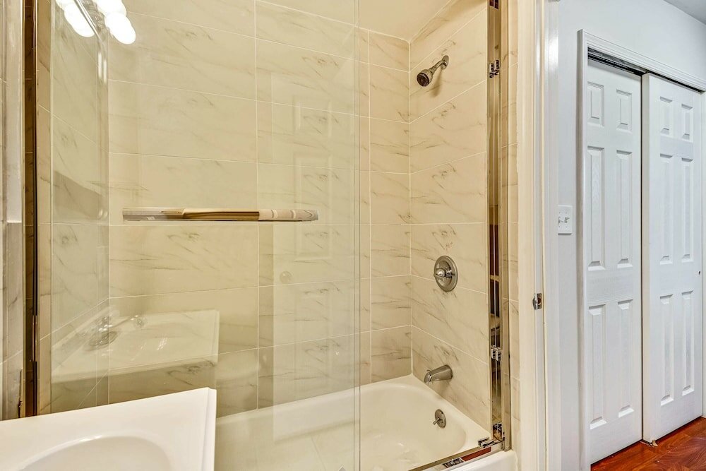 Фото Retreat in a Stylish 2b Apartment