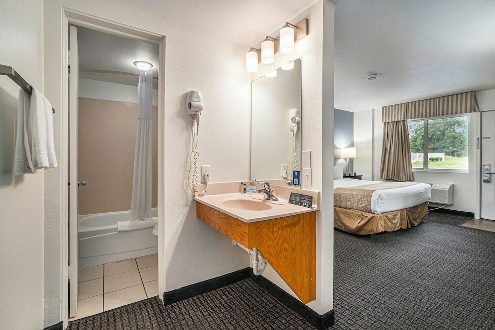 Фото Travelodge by Wyndham Traverse City Mi