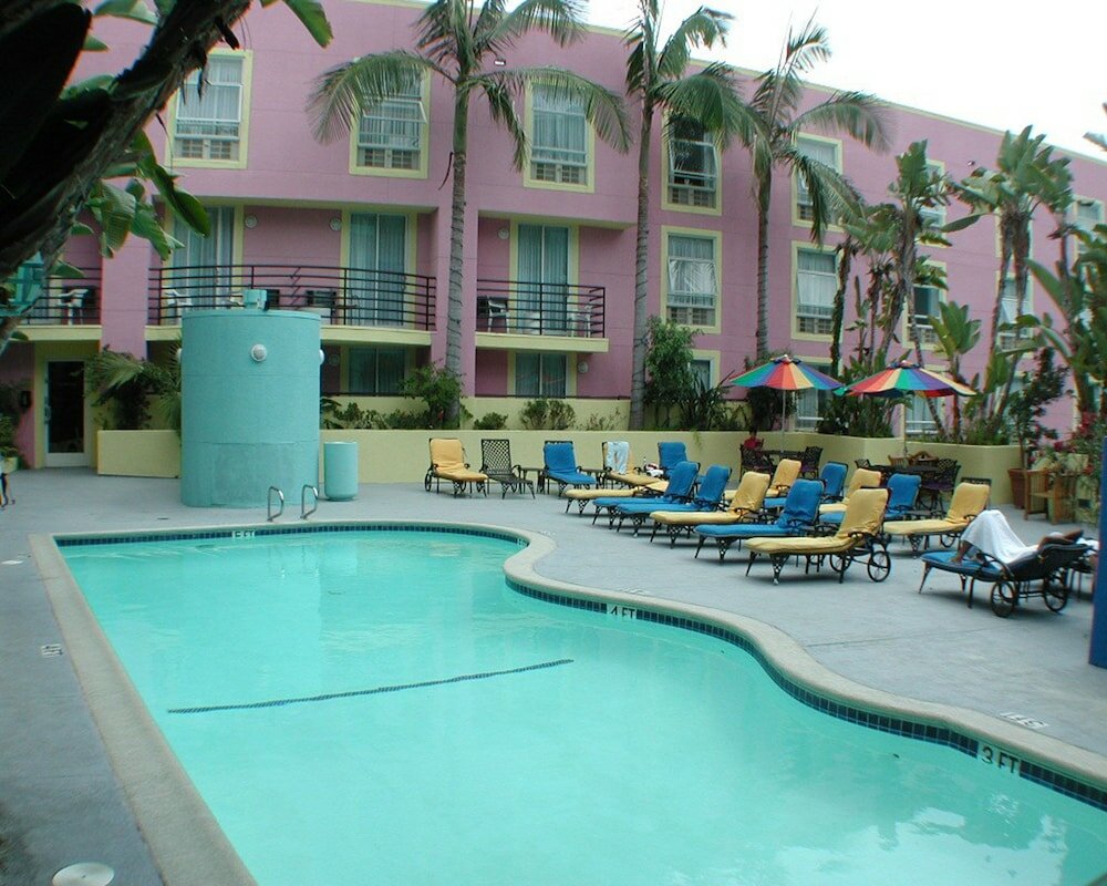 Фото Ramada Plaza by Wyndham West Hollywood Hotel & Suites