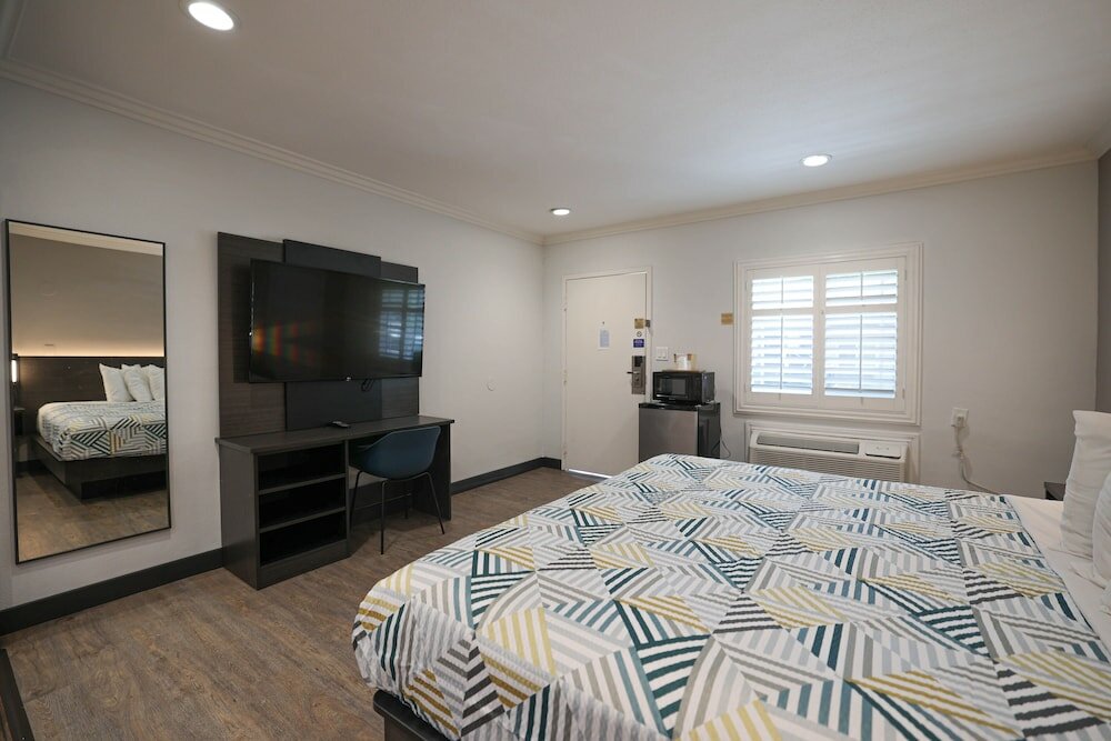 Фото Motel 6 Tustin, Ca – Orange County