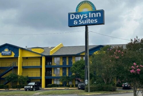 Гостиница Days Inn & Suites by Wyndham Mobile