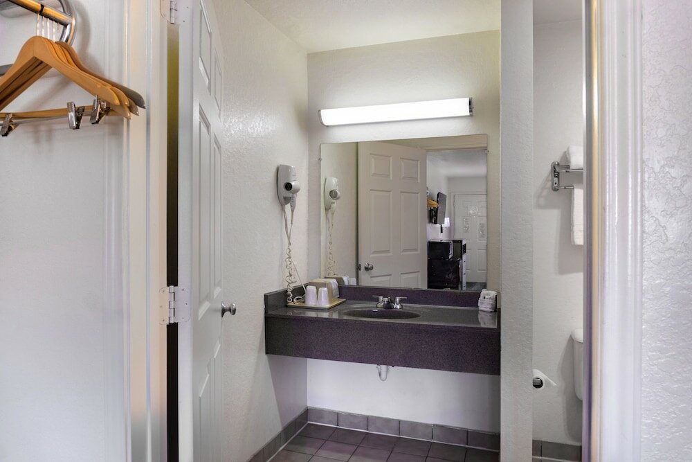 Фото Oyo Inn & Suites Medical Center San Antonio