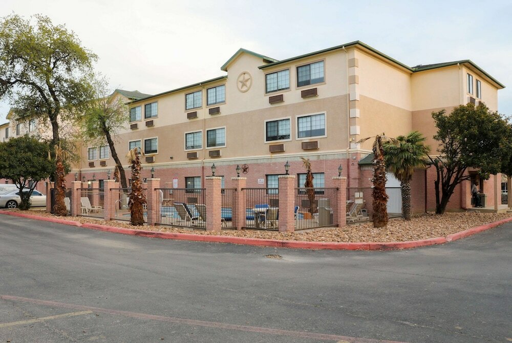 Фото Days Inn by Wyndham Suites San Antonio North/Stone Oak