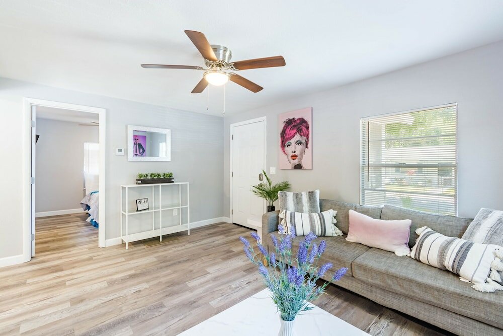 Фото Sleeps 4 Hot Tub Fenced Inn