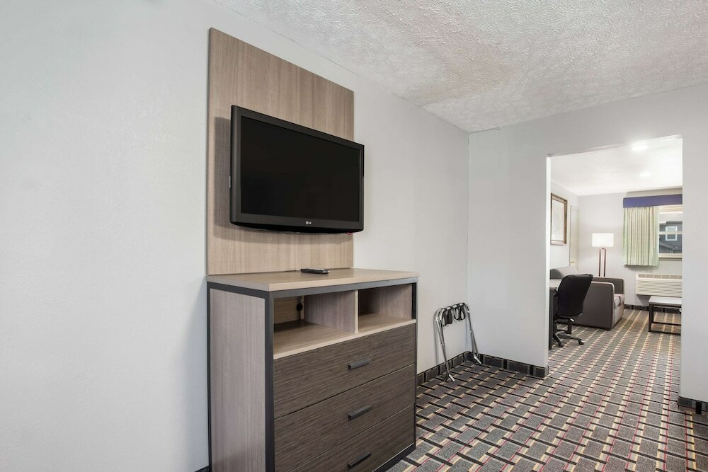 Фото Knights Inn & Suites Salem, In