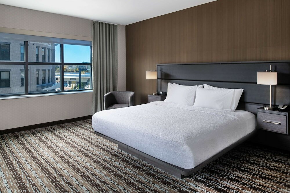 Фото Hampton Inn & Suites Portsmouth Downtown