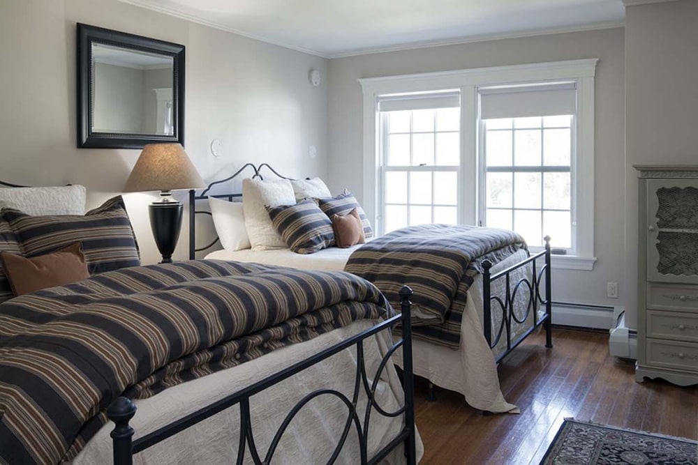 Фото The White House Inn