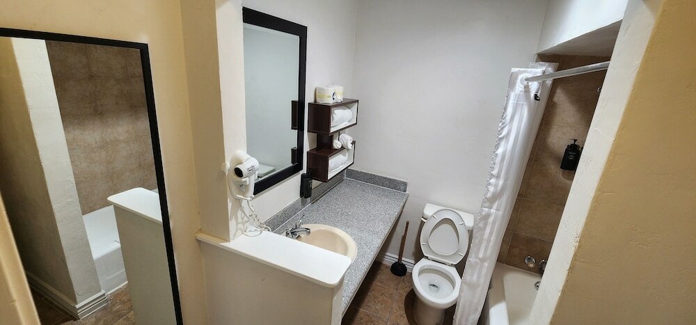 Фото B&j Hotel and Apartment