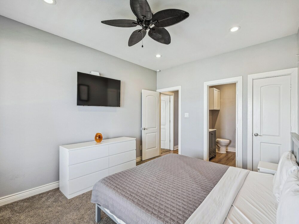 Фото Sand and Sun Beachfront