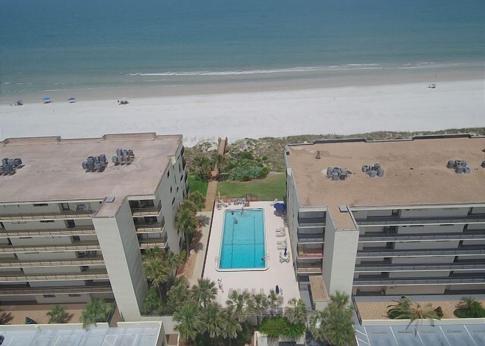 Фото 3 Bedroom Oceanfront Luxury Condo - Sand Dollar III, 404
