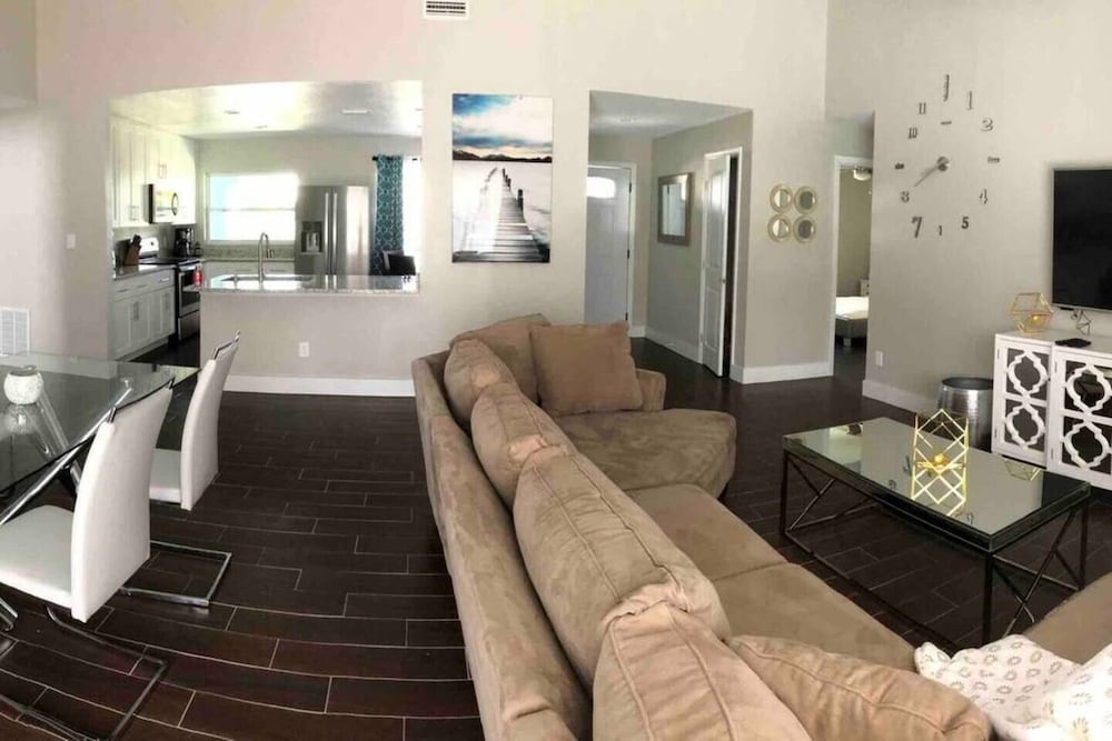 Фото Parsley · New! Luxury, Near Disney & Universal. Sleep 9