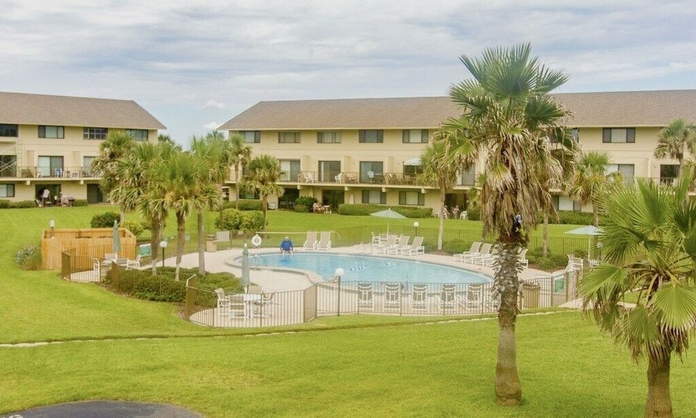Фото Sleeps 6, Ocean View Condo, 4 Heated Pools - Summerhouse 232