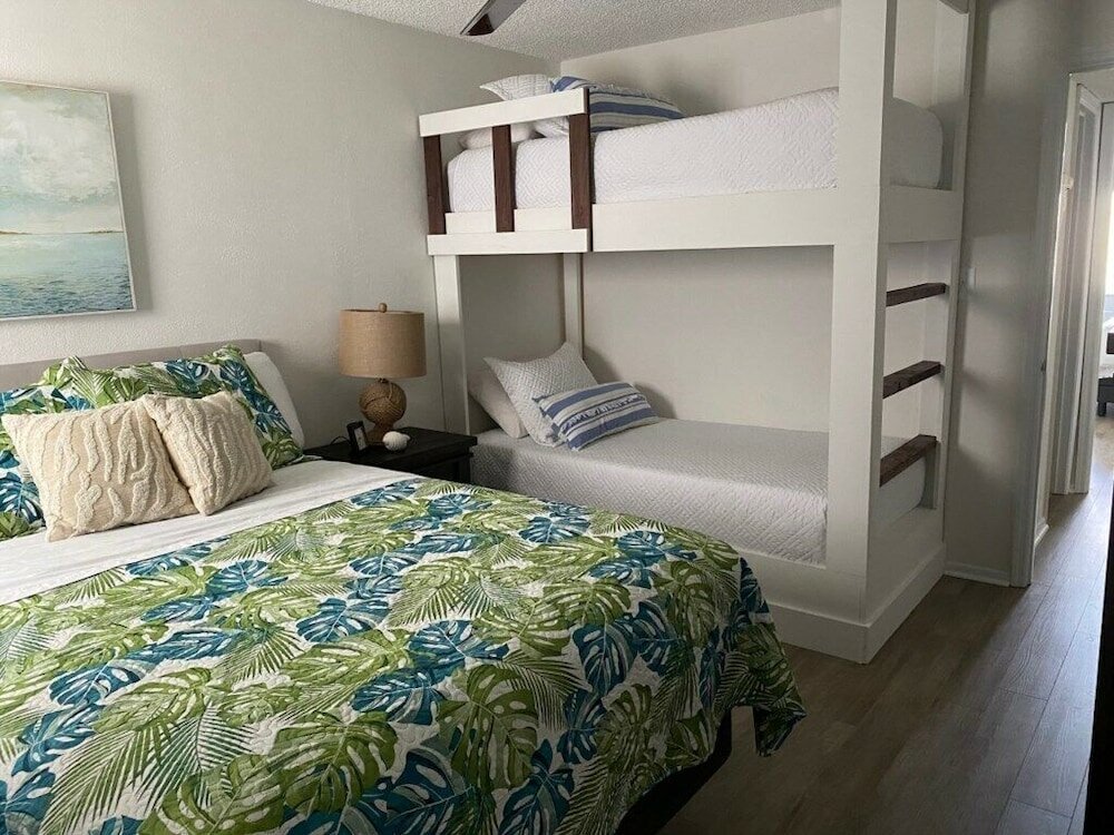 Фото Ocean View 2 Bed, 2 Bath, Steps to the Beach - Spanish Trace 240