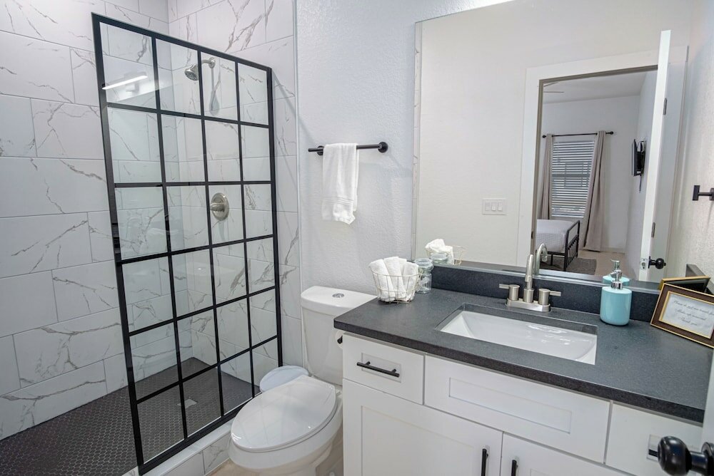 Фото Brand New 3 Stylish 3br Near Exciting Downtown