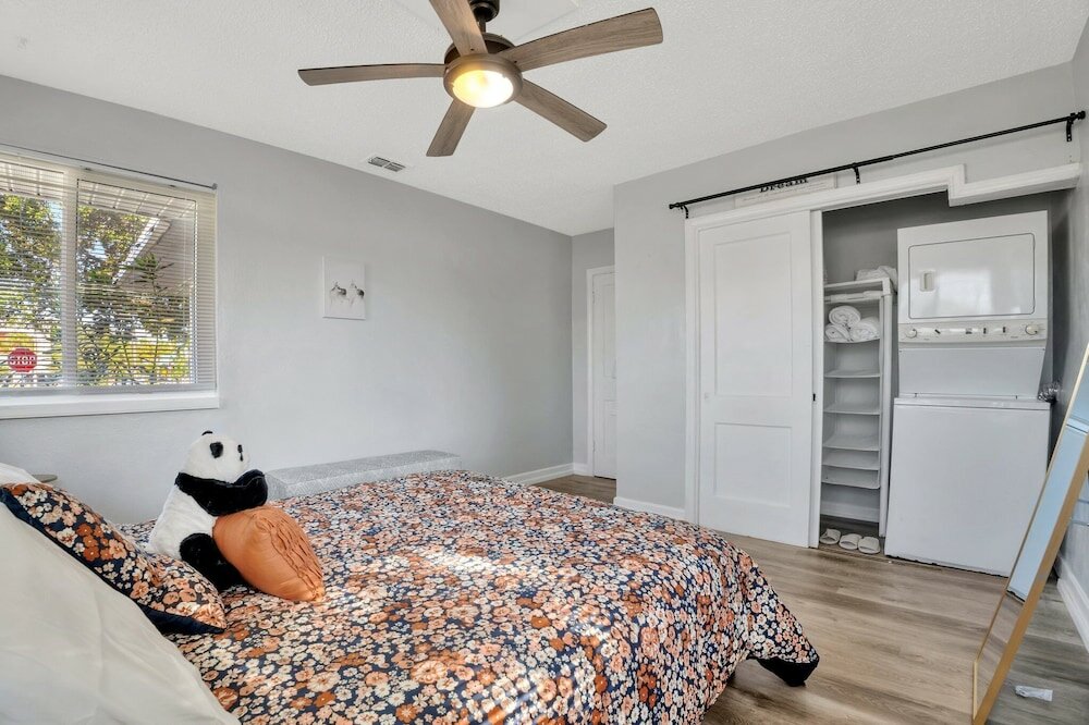 Фото Sunset Stays by the Beach & Caddy's